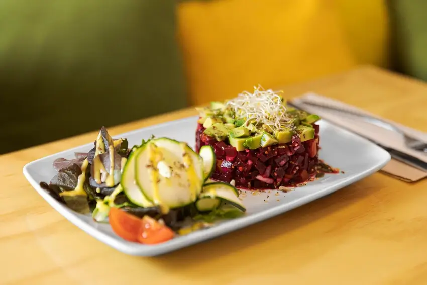 Beet and avocado tartare with zucchini and tomato salad - Vegan Food